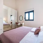 Luxury Magale With Large Pool Villa