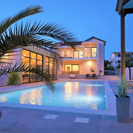 Luxury Magale With Large Pool וילה ביוגראד נה מורו