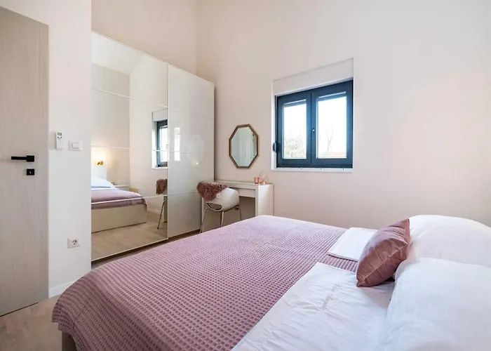 Luxury Magale With Large Pool Villa