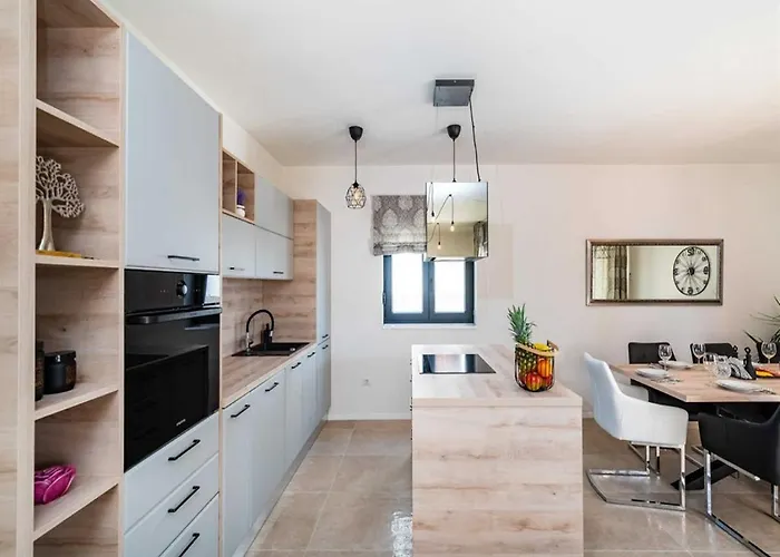 Luxury Magale With Large Pool Villa