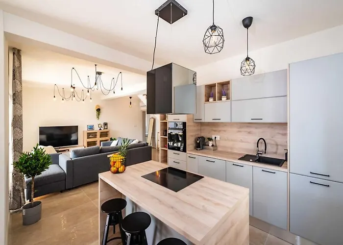 Luxury Magale With Large Pool Villa *