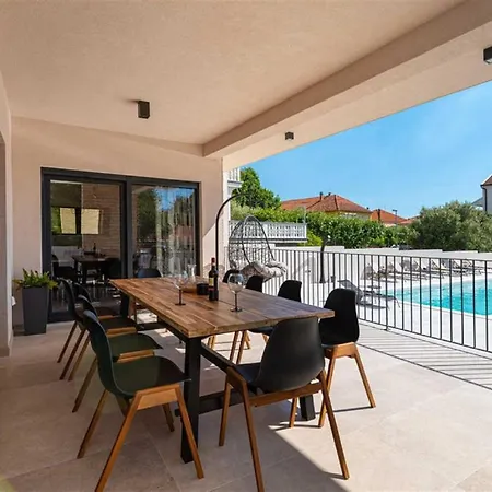 Luxury Magale With Large Pool *