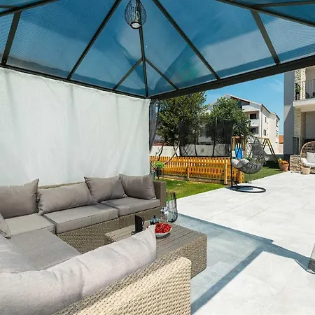 Luxury Magale With Large Pool Villa