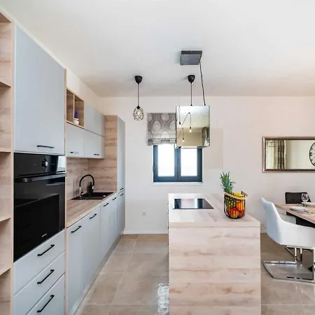 Luxury Magale With Large Pool Villa