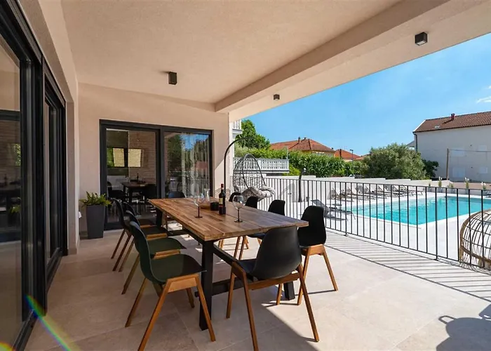 Luxury Magale With Large Pool *