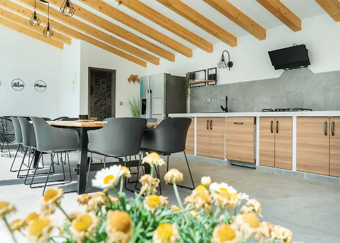 Vila Luxury Magale With Large Pool *